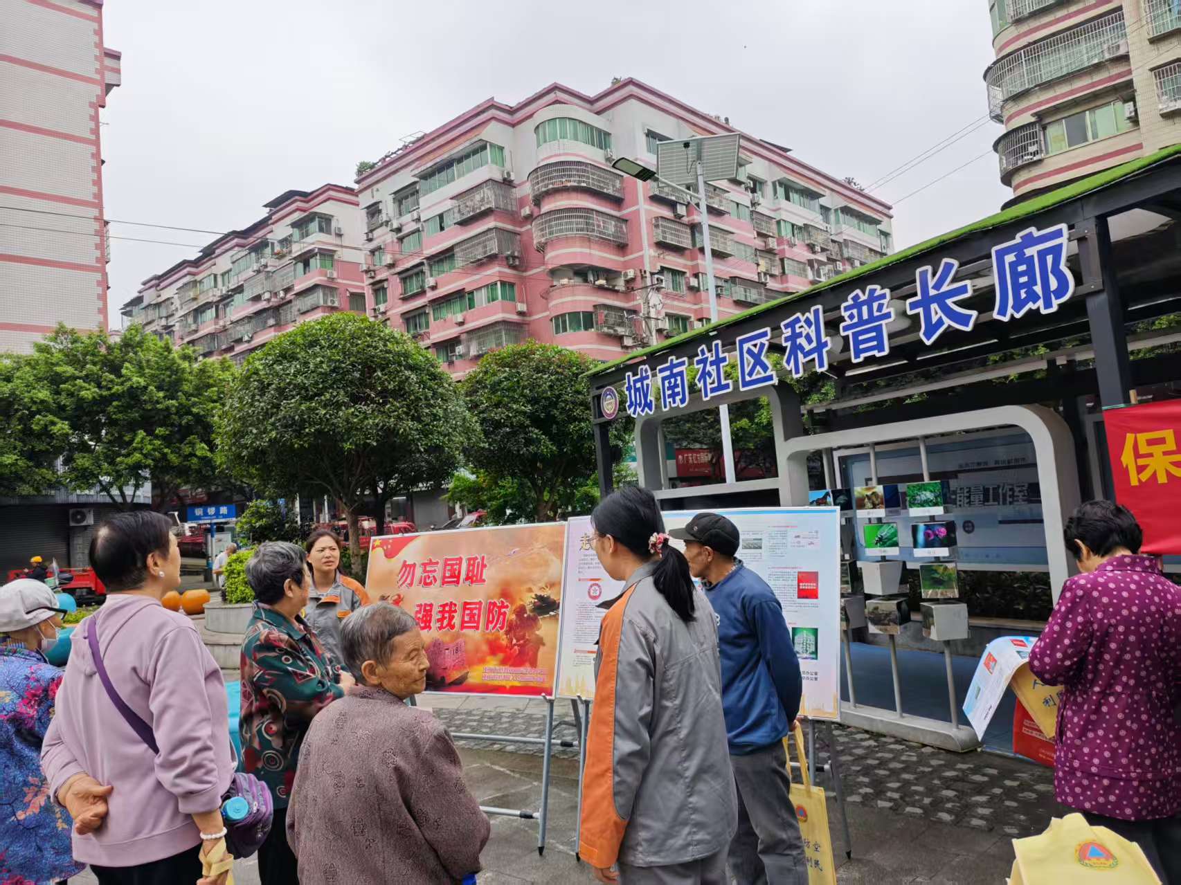 工作人员讲解.jpg