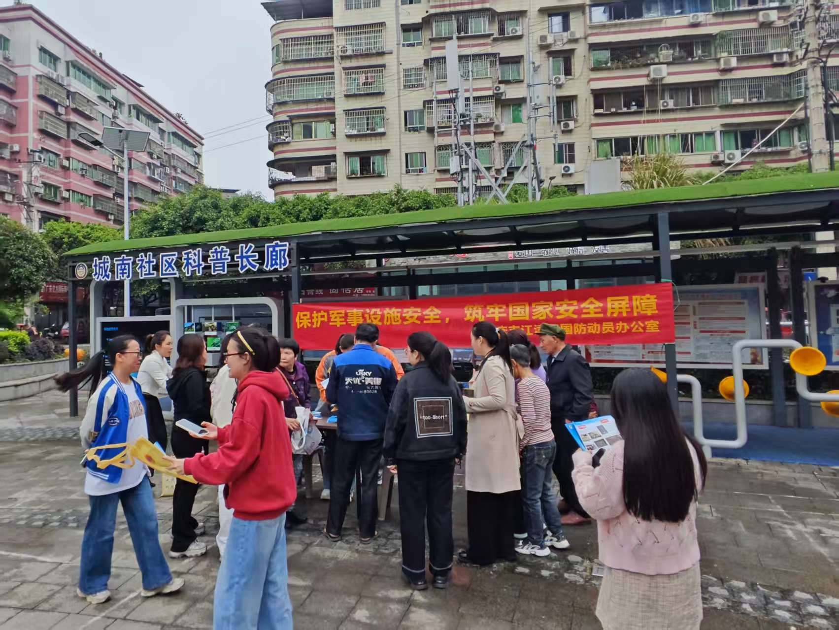 现场发放宣传资料.jpg