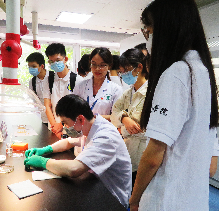 电子科技大学中山学院师生到中山市食品药品检验所参观学习.jpg