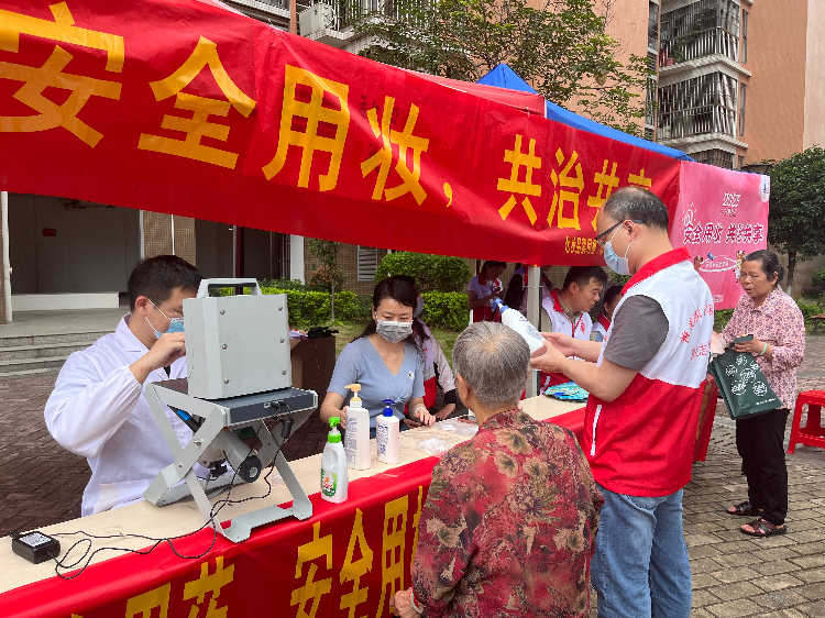 韶关市食品药品检验所党支部开展“5 25爱肤日”化妆品安全科普宣传活动-3.jpg